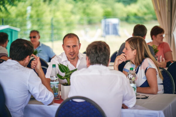 Geschäftsführer Marc Baumbach im Gespräch mit Mitarbeitern beim LASOS Sommerfest 2022 | Foto: Anna Schroll