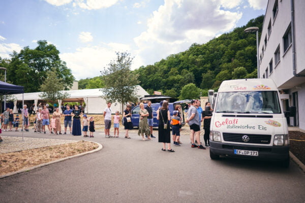 Eiswagen mit langer Schlage an Personen beim Sommerfest 2022 | Foto: Anna Schroll